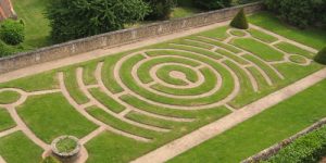 Attēlā Šartras Dievmātes katedrāles dārza labirints, vairāk: http://www.thecultureconcept.com/circle/walking-a-labyrinth-chartres-cathedral-to-centennial-park 