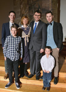 Edgars Mažis ar sievu un dēliem Miķeli Mārtiņu, Jonatānu Jāzepu, Gregoru Jāni un Danielu Andreju. Foto: Ansis Klucis