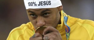 Attēlā 2016. gada olimpiskais čempions, Brazīlijas futbola izlases dalībnieks Neimars (Neymar da Silva Santos Junior). 