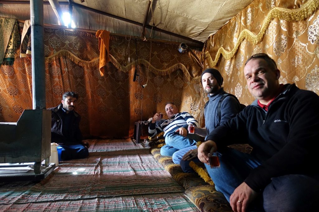 Pie Jordānijas–Sīrijas robežas. Bēgļu teltī. Tēja ir obligātā viesmīlibas sastāvdaļa. Foto: Pēteris Eisāns
