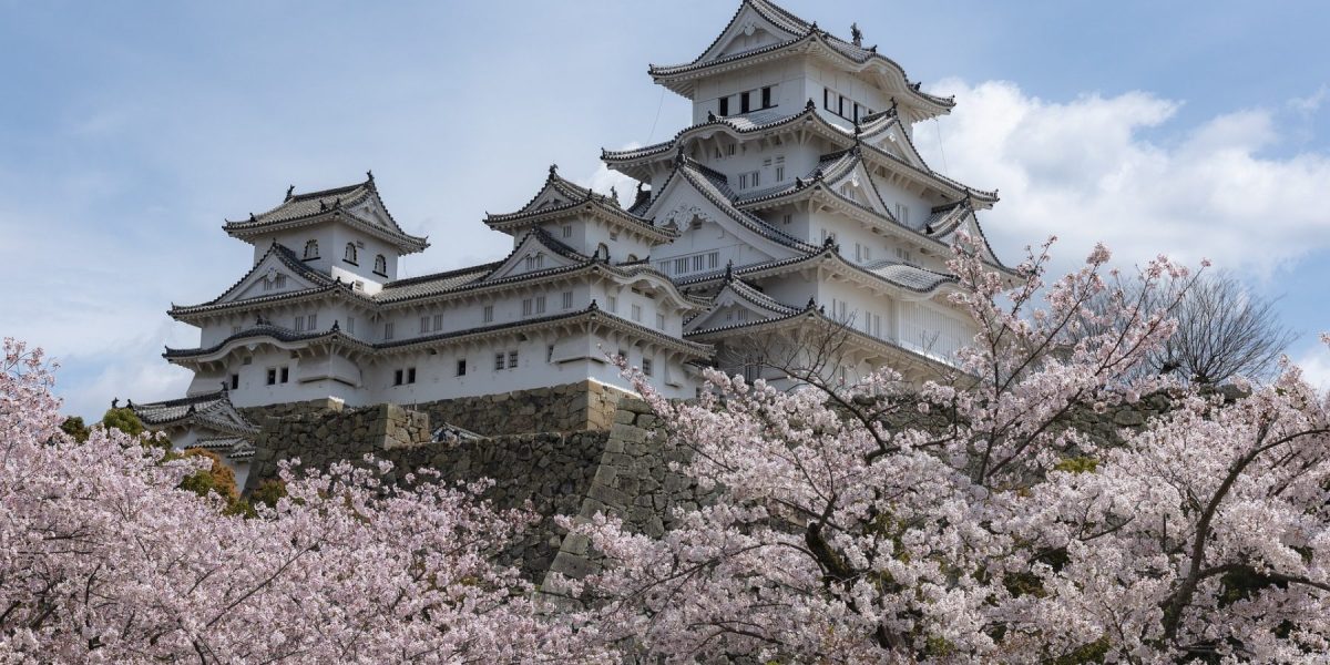 Pixaby, Nick115, Himeji Castle with blooming cherry blossoms in spring, Japan.